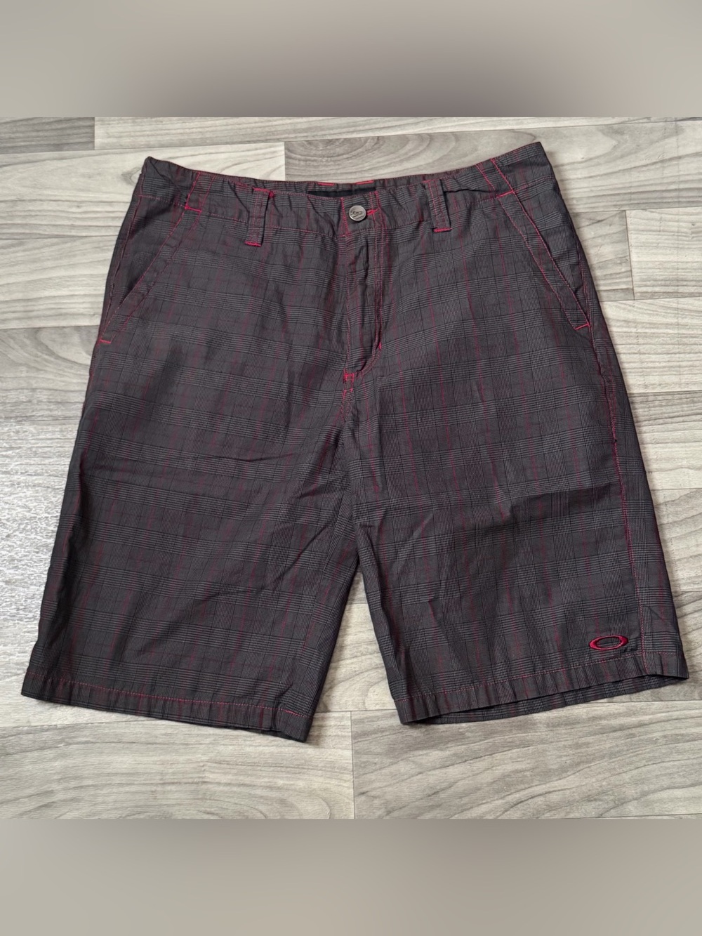 SIZE 34 OAKLEY GOLF CASUAL PLAID RED AND BLACK STRIPES